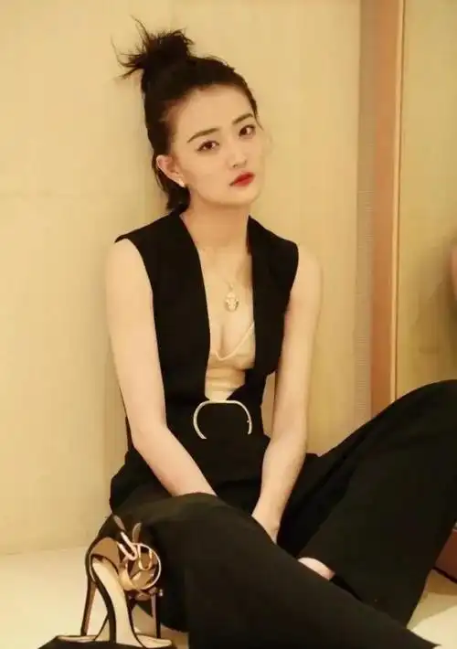 徐璐小小年纪很有范一条黑色连体裤中路打开性感又霸气