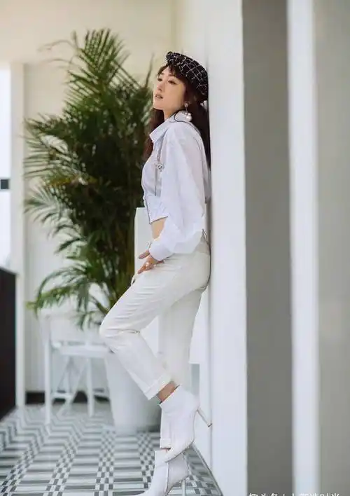 49岁杨钰莹身材好有料!