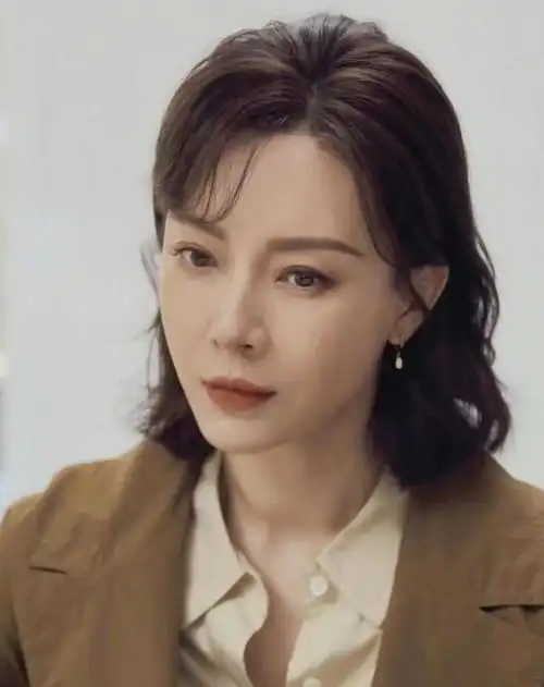 女人过了50岁,建议多留这3种"短发",瞧陈数,董卿多洋气