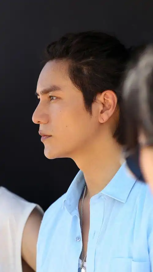 陈坤解锁"脏辫"造型 海边look尽显夏日风情