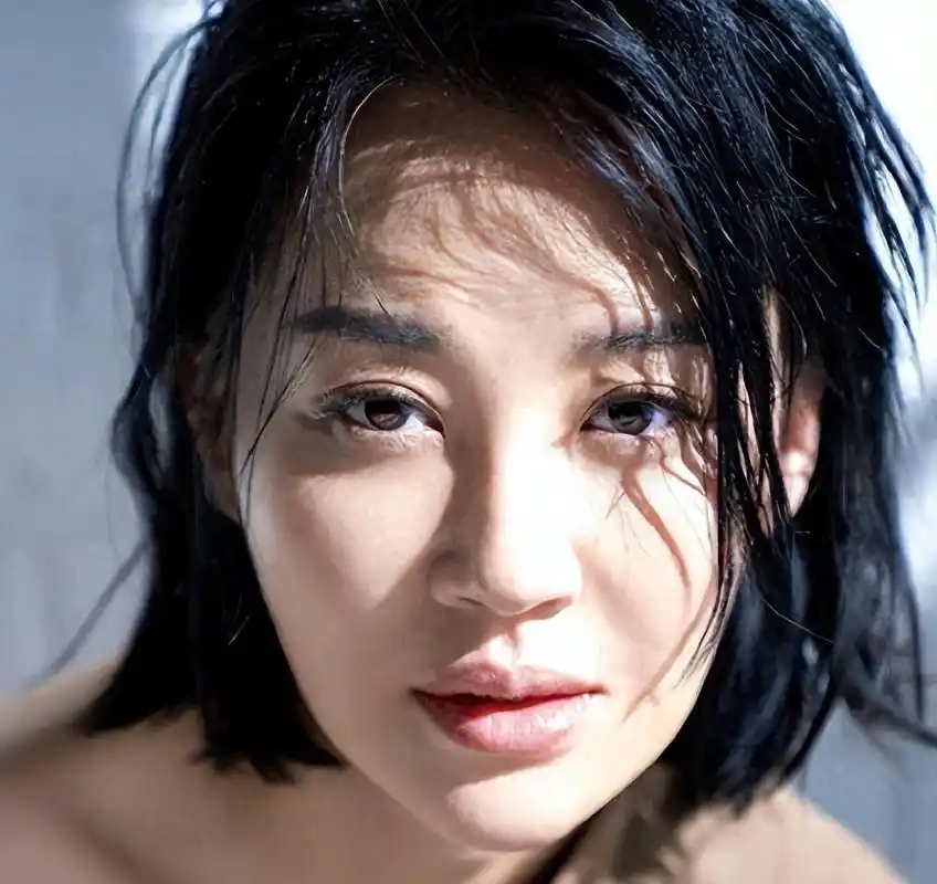 许晴:婚姻与感情 许晴,娱乐圈里的传奇女性,被誉为"人间尤物","京圈