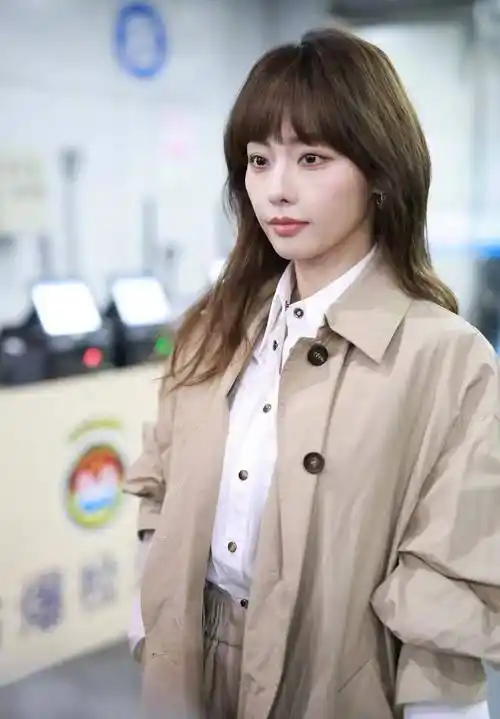 张嘉倪机场生图美出圈,网友直呼:真看不出她已经35岁了_外套_风衣