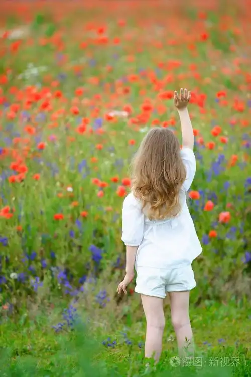 可爱的小女孩与举起的手,到顶部.查看从背面