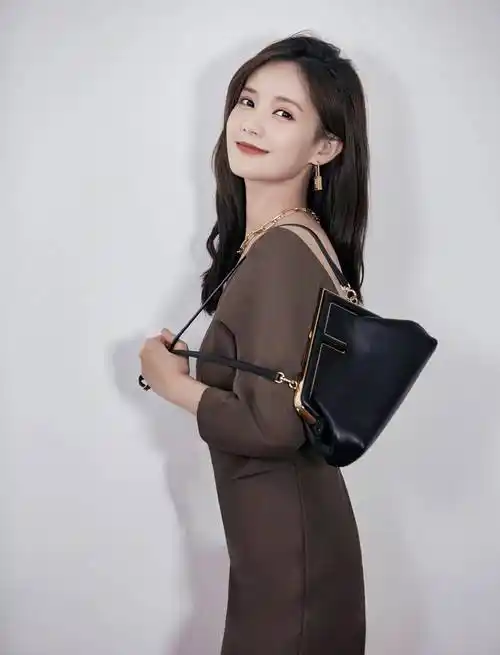 90后花旦李一桐写真清纯姣美小家碧玉