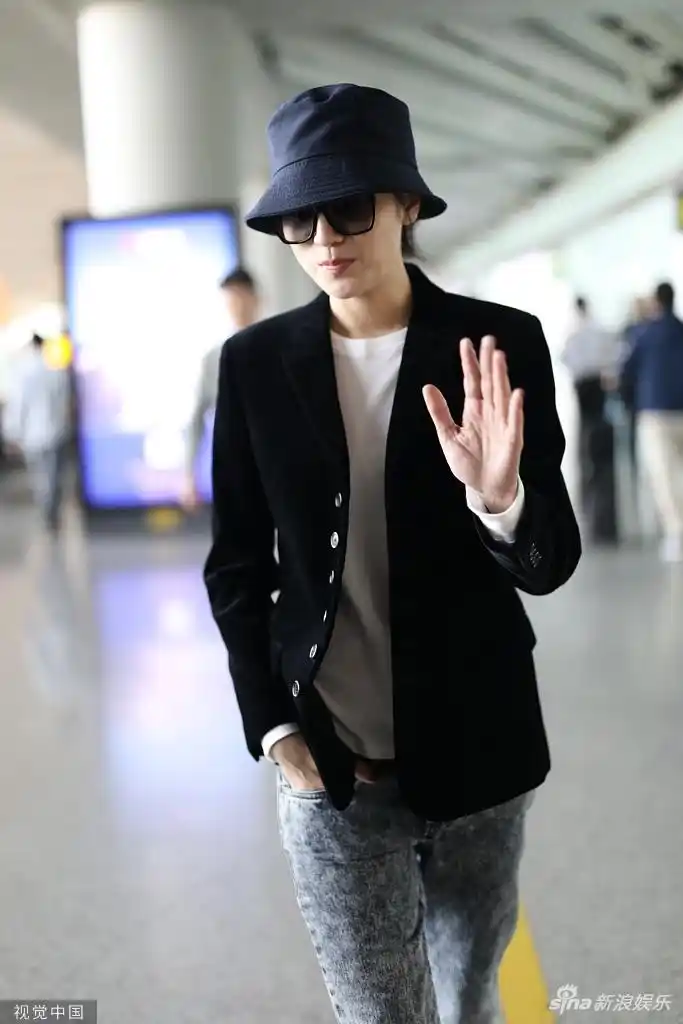 组图:宋佳穿丝绒外套搭机摩登风范 抄兜扶帽动作潇洒长腿吸睛