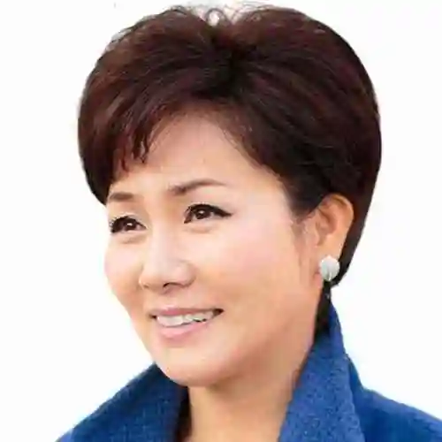 适合五十岁左右的女发(40岁女人适合烫的发型)