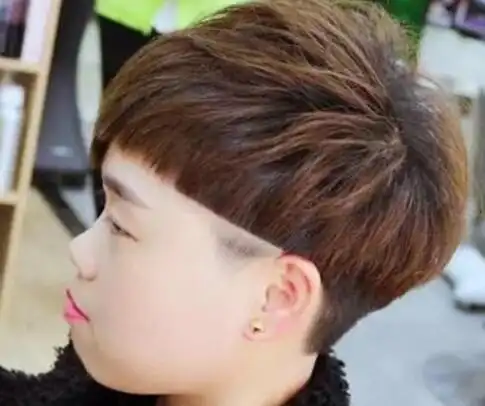 然后再做刻痕发型,要是不喜欢做可恨发型就可以将鬓角的头发推完了