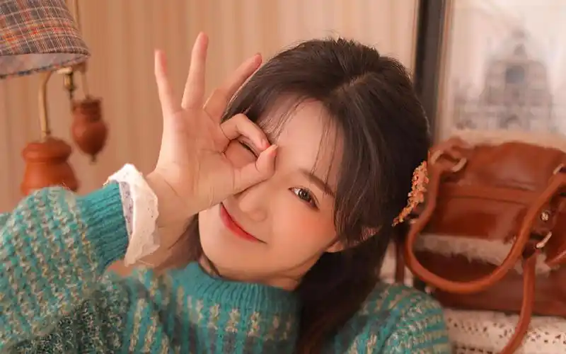 可爱美少女居家写真图片桌面壁纸