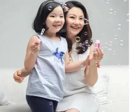 著名主持人吉雪萍嫁富豪老公幸福美满一女一儿凑成了一个好字