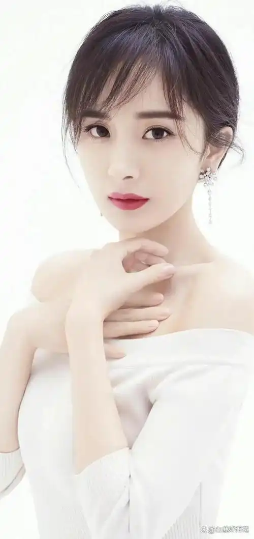 杨幂,作为娱乐圈中备受瞩目的女演员,近年来一直处于公众关注的焦点之