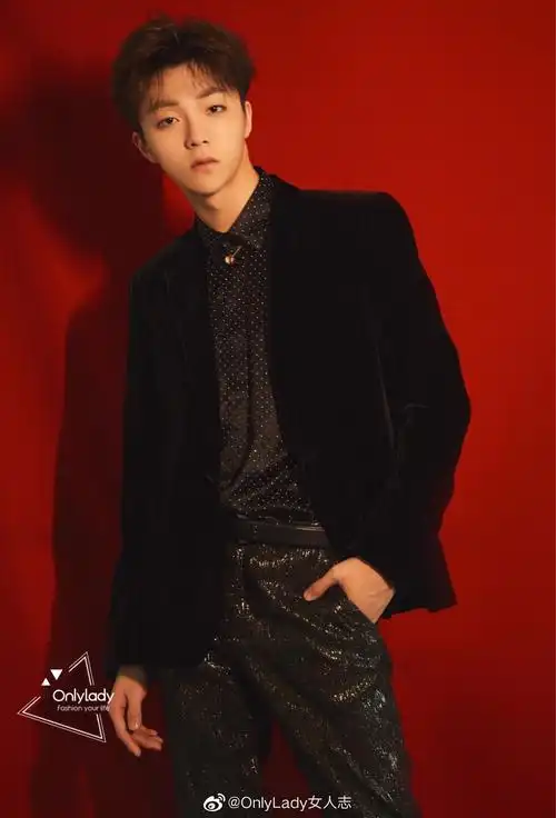 陈立农 身着黑色丝绒西装,搭配黑色衬衫,闪钻设计展现出年轻活力