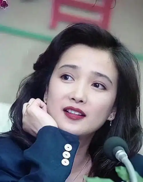 她是一个演员,一个甜美的演员,每次出门都会收到别人的注视.