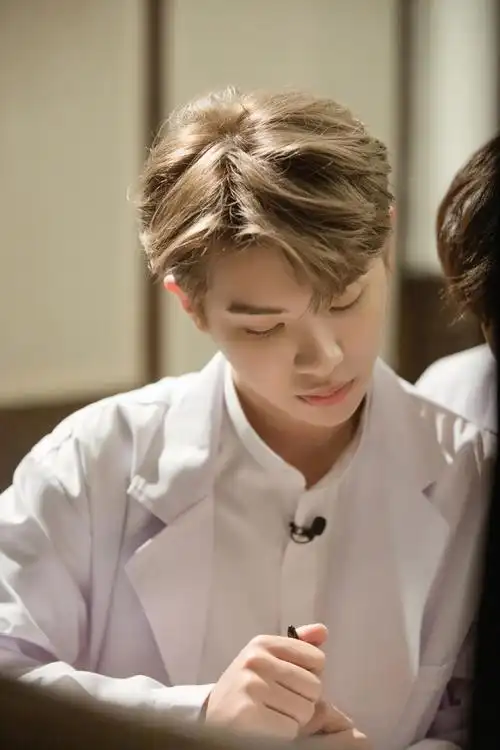 黄明昊一身白色大褂气质高贵侧颜超绝,清爽帅气像极了民国贵公子