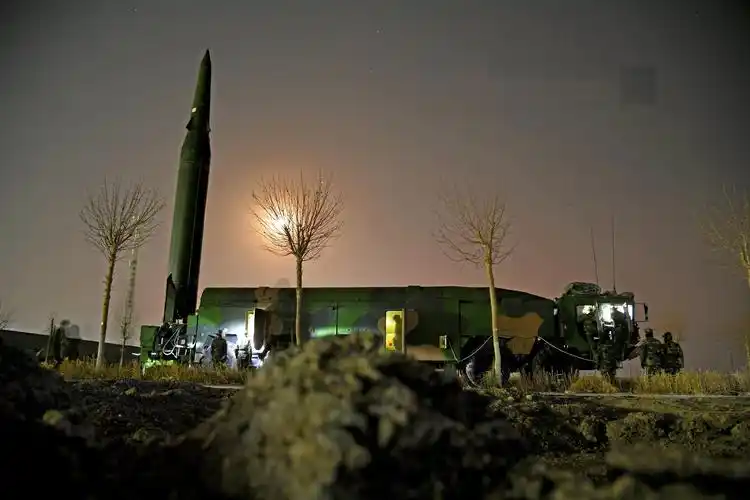 东风快递凌晨发货!火箭军某部东风16夜间起竖待发