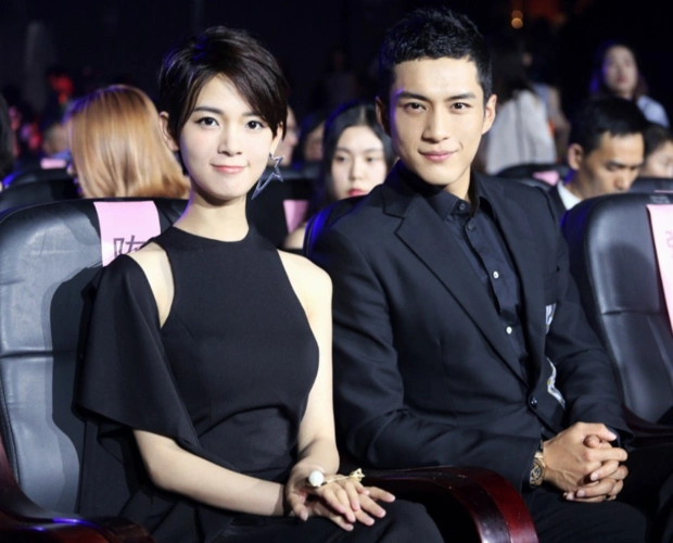 韩东君陈瑶在一起了两人举止亲昵一同回家荧幕情侣成真了