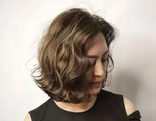 齐肩的蛋蛋卷发发型