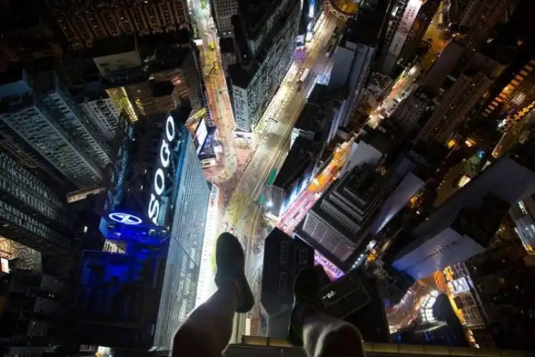 17岁少年令人肝颤的屋顶攀爬冒险