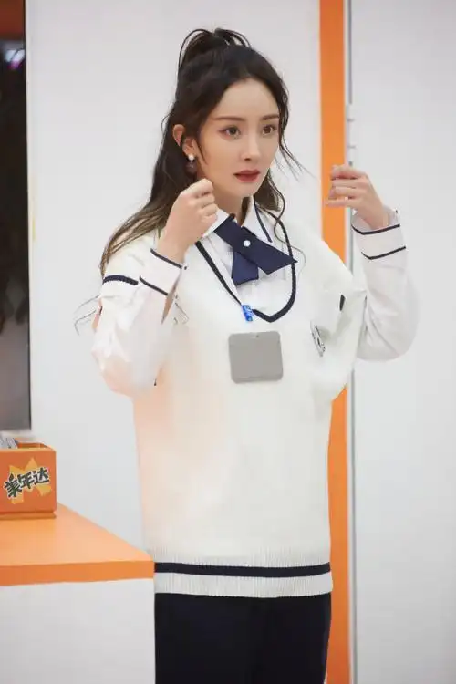 杨幂天使学园下美颜贴脸花絮照