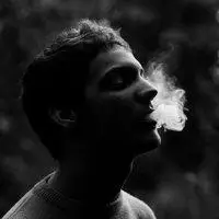 漫画抽烟男生头像黑白