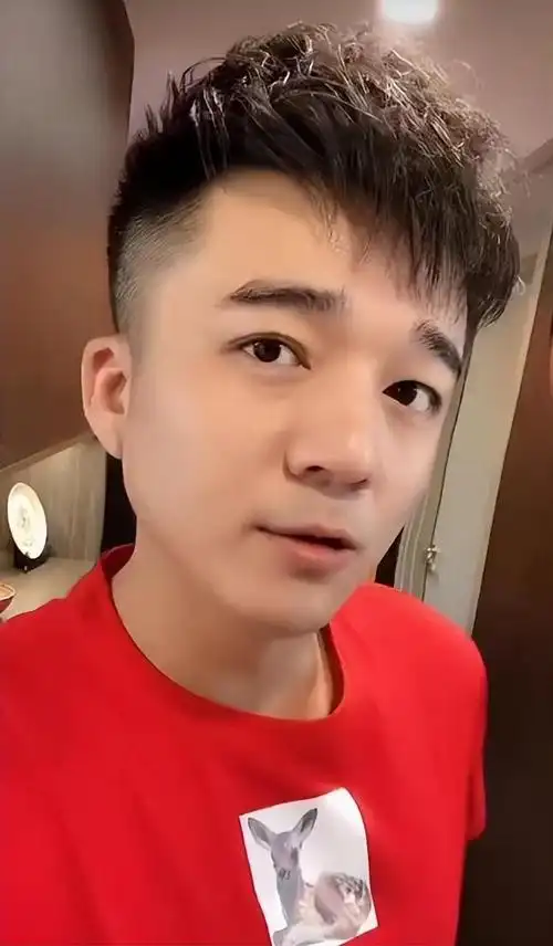 他曾与同事朱赤丹传出过绯闻,两人在工作期间有过很多合作,一度让外界