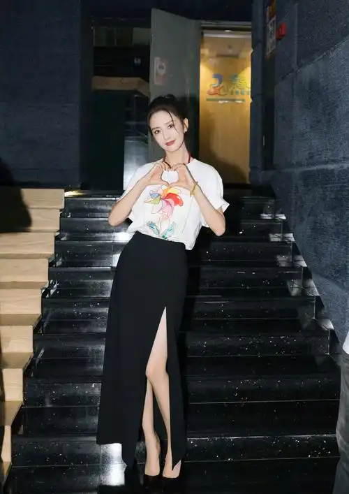 离婚后的佟丽娅终于活出自我了 很为她开心 大美女就应该像红玫瑰一样