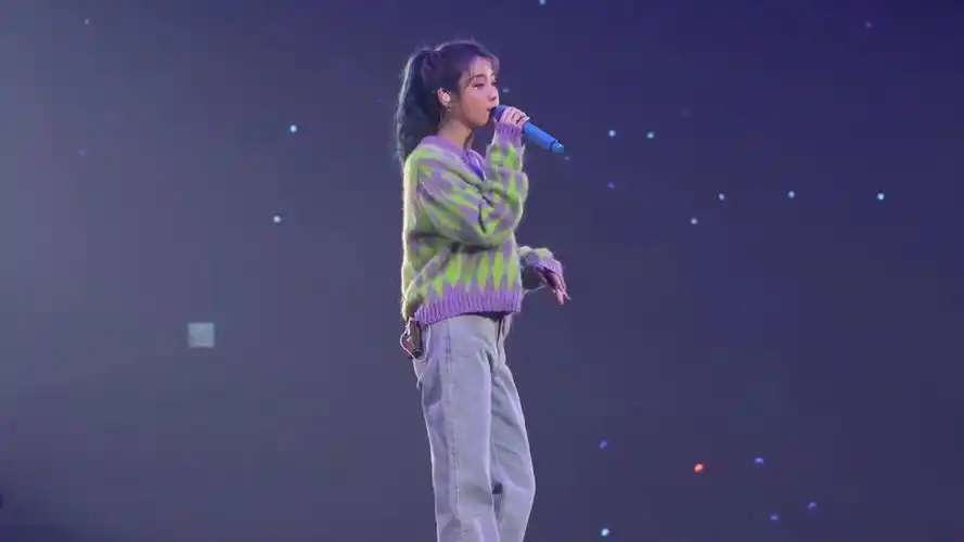 【iu】 iu(李知恩)- 眼镜(glasses) 近景摄像 @ love, poem 首尔演唱