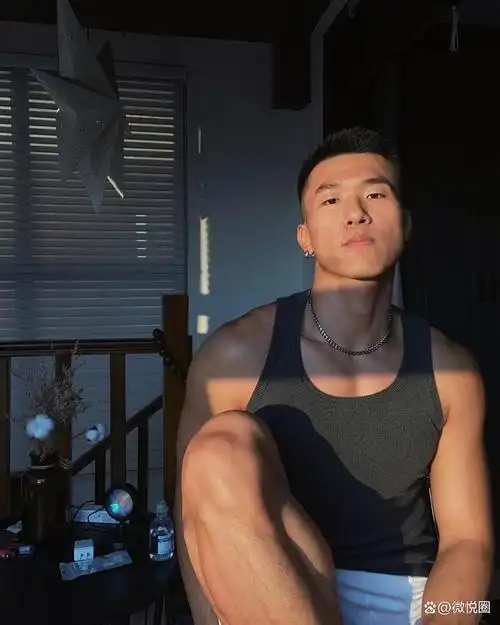 90后肌肉男爱美黑,古铜色的肤色让他好有男人味,你喜欢吗?