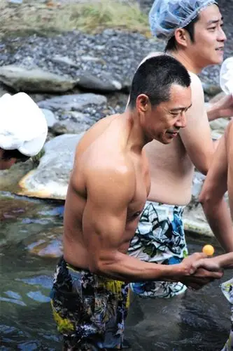 张丰毅《两天一夜》变身肌肉男神