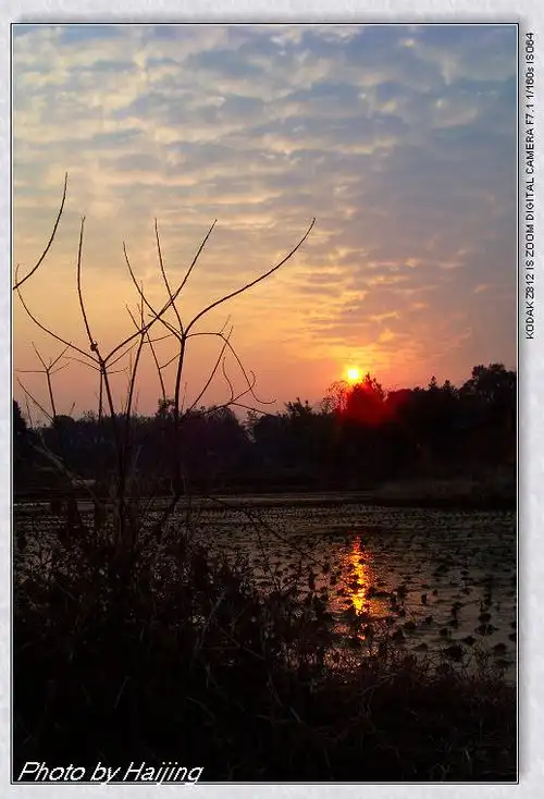夕阳西下,山村风景如画
