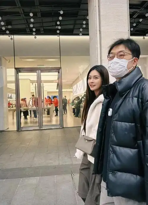 杜海涛陪妻拍戏中年装扮不便宜与少女般梦辰成鲜明对比像隔辈