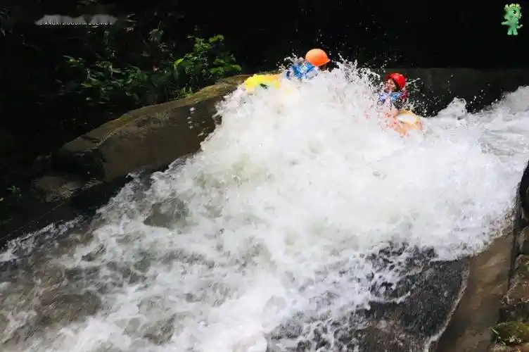 一是4a级九瀑峡漂流景区.
