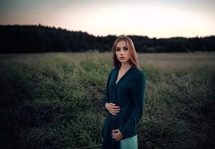 outdoors,field,壁纸,高清壁纸人物,美女,模特,户外美女,自然,风景