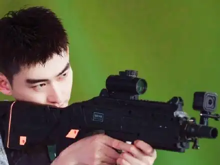 寸头拿枪的张翰