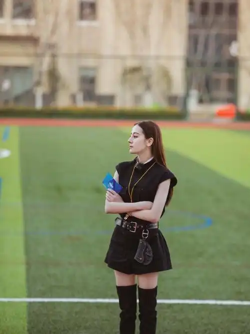 难怪迪丽热巴那么火迷彩上衣配工装裤潇洒帅气美得让人心动