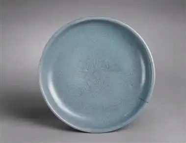 蟹爪纹:较多地出现在汝瓷上,是釉面开裂,裂缝上串有多个小气泡,后又