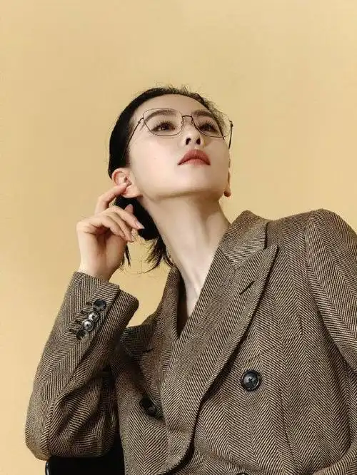 刘诗诗费加罗四月刊封面,金丝眼镜造型好a好飒,麻辣女教师有了脸