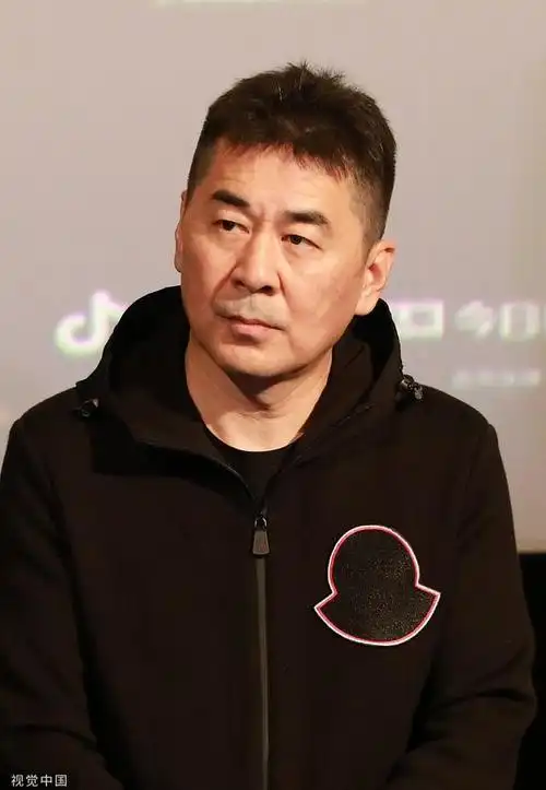 组图:陈建斌亮相金鸡奖谈新作 因年龄差放弃和春夏组情侣