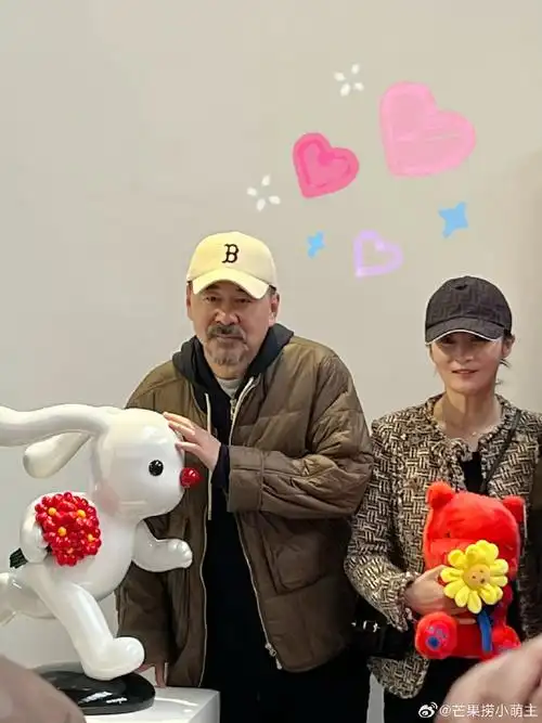 陈建斌蒋勤勤牵手看展,小儿子同行罕见露面,五官随爸尤其是眼睛.