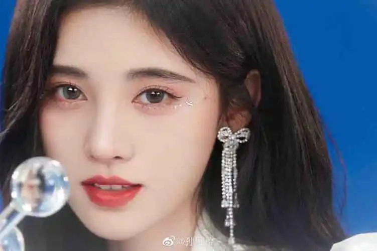 鞠婧祎白玉兰妆容再掀风雨!试图怼脸杀,却被恶搞成连连看游戏?