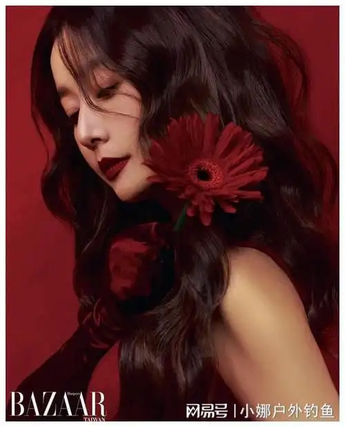 搜狐娱乐讯 近日,林心如拍摄的杂志大片曝光,她一身红色长裙宛若烈焰