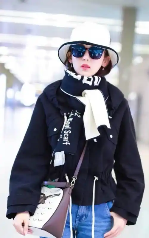 古力娜扎最近的行程满满,前几天的米兰时装周尽显性感好身材.