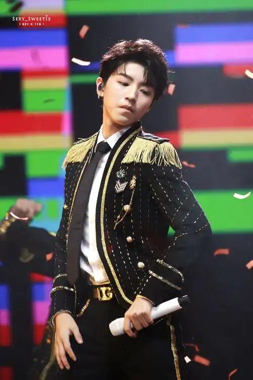 08.13 tfboys南京四周年演唱会 图源cr.logo