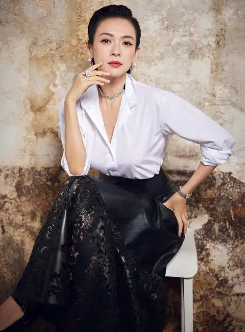 章子怡状态真好卷发红唇搭配一身白色连衣裙优雅大气知性迷人