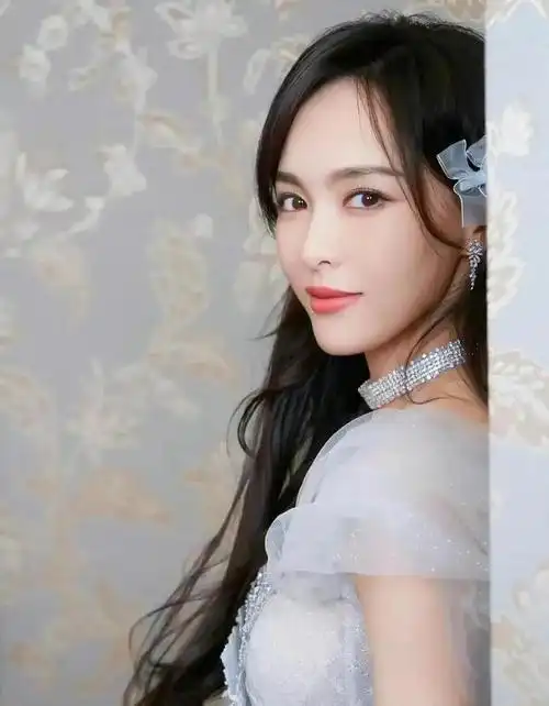 甜美可爱活泼开朗身姿曼妙的唐嫣美丽动人的写真照