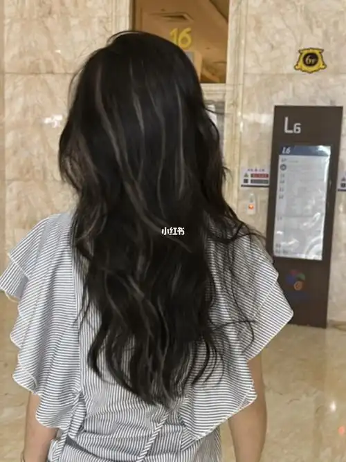 来源于欧美其实就是挑出部分进行挑染漂,剩余头发染深棕色 由于小姐姐