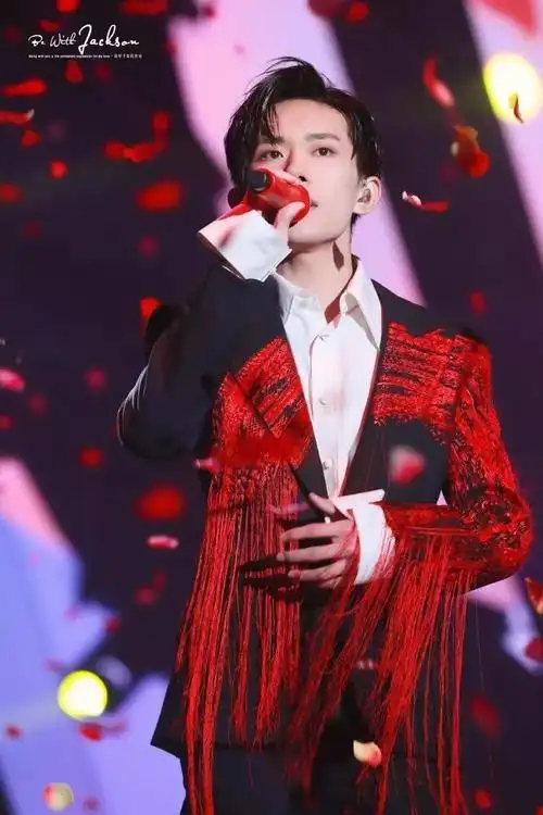 易烊千玺红色穿搭合辑 - 知乎