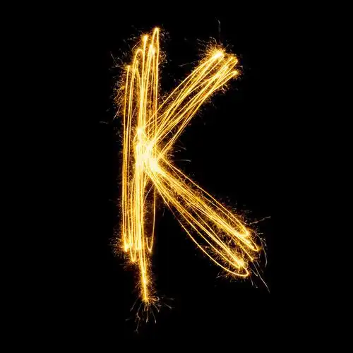 烟火烟花光字母k大写孤立在黑色背景