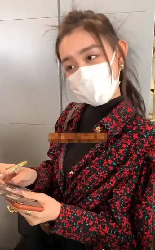 蒋依依机场签名被抓拍,高扎公主头甜美清纯,看清发量:头皮盖不住_时候