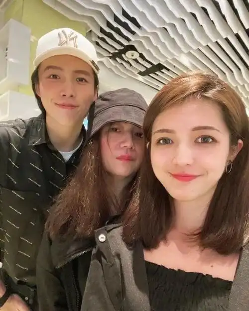 曾哲贞为女儿庆30岁生日近照优雅且文静爸爸林瑞阳未有表示