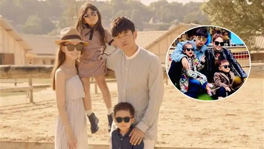 周杰伦首晒一家四口正面高清照,儿女高颜值超吸睛